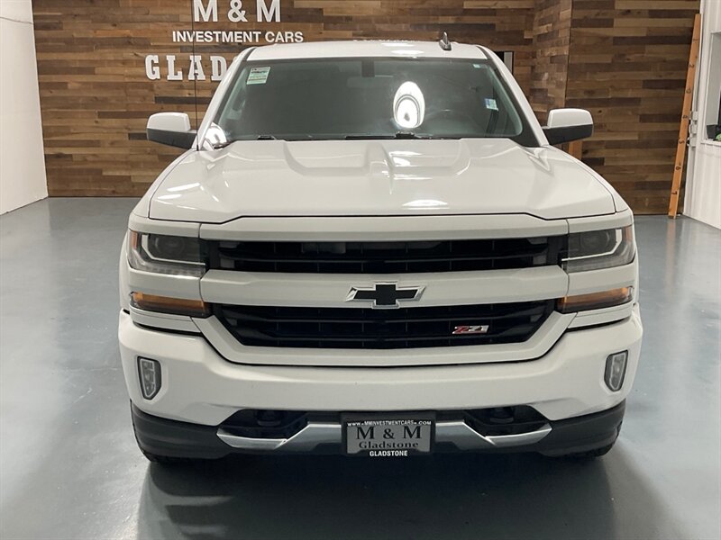 2017 Chevrolet Silverado 1500 LT Z71 Crew Cab 4X4 / 5.3L V8 / Leather Navigation  / ZERO RUST / Heated Seats / Backup Camera / Power Sliding rear window - Photo 5 - Gladstone, OR 97027