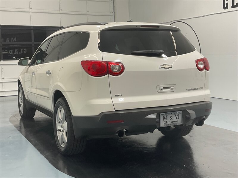 2010 Chevrolet Traverse LTZ Sport Utility AWD / V6 / 3RD ROW SEAT /Leather  / Dual Sunroof / Excel Cond - Photo 9 - Gladstone, OR 97027