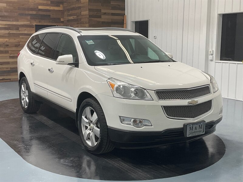 2010 Chevrolet Traverse LTZ Sport Utility AWD / V6 / 3RD ROW SEAT /Leather  / Dual Sunroof / Excel Cond - Photo 2 - Gladstone, OR 97027