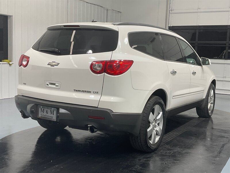 2010 Chevrolet Traverse LTZ Sport Utility AWD / V6 / 3RD ROW SEAT /Leather  / Dual Sunroof / Excel Cond - Photo 8 - Gladstone, OR 97027