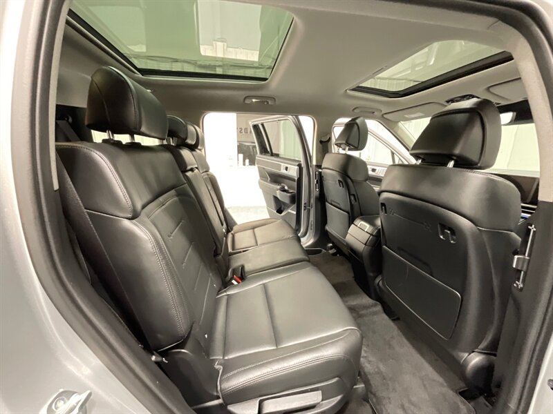 2024 Hyundai Santa Fe Limited AWD / 3RD ROW SEAT / ONLY 7,000 MILES  / 1-OWNER LOCAL / DUAL MOONROOF / LOADED / GREAT PRICE - Photo 12 - Gladstone, OR 97027