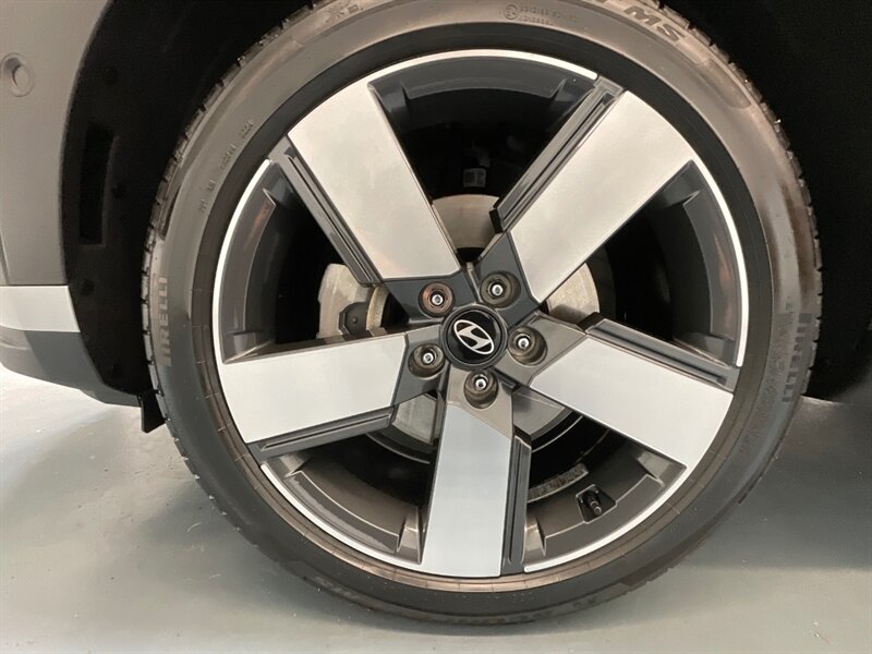 2024 Hyundai Santa Fe Limited AWD / 3RD ROW SEAT / ONLY 7,000 MILES  / 1-OWNER LOCAL / DUAL MOONROOF / LOADED / GREAT PRICE - Photo 23 - Gladstone, OR 97027