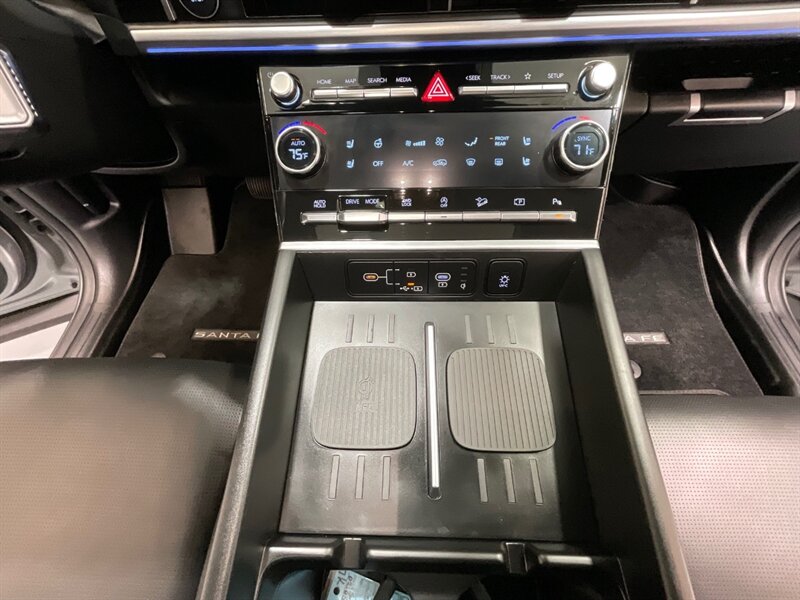 2024 Hyundai Santa Fe Limited AWD / 3RD ROW SEAT / ONLY 7,000 MILES  / 1-OWNER LOCAL / DUAL MOONROOF / LOADED / GREAT PRICE - Photo 17 - Gladstone, OR 97027