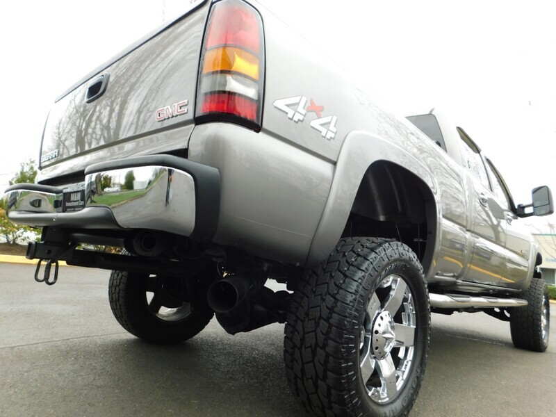 2006 GMC Sierra 2500 SLT 4X4 / 6.6L DURAMAX DIESEL / LBZ MOTOR / LIFTED   - Photo 10 - Portland, OR 97217