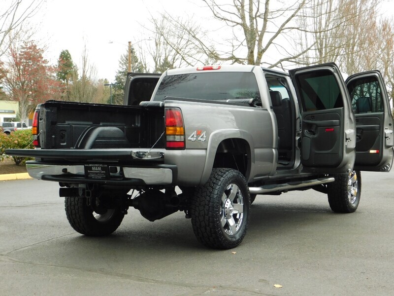 2006 GMC Sierra 2500 SLT 4X4 / 6.6L DURAMAX DIESEL / LBZ MOTOR / LIFTED   - Photo 35 - Portland, OR 97217