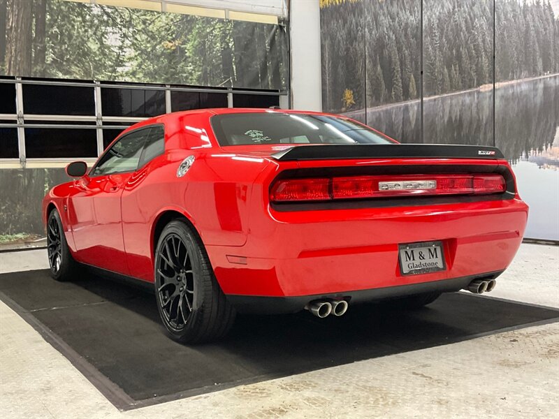 2009 Dodge Challenger SRT8 Coupe / 6.1L HEMI V8 / 6-SPEED / 63K MILES  / LOCAL CAR / HEATED SEATS / SUNROOF - Photo 8 - Gladstone, OR 97027