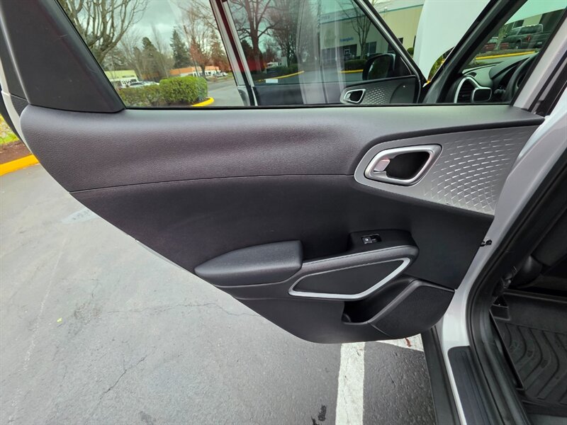 2020 Kia Soul WAGON Apple CarPlay & Android Auto NEW LOCAL TRADE 4-CYL 2.0L Back-Up CAM / Excellent Condition - Photo 35 - Portland, OR 97217