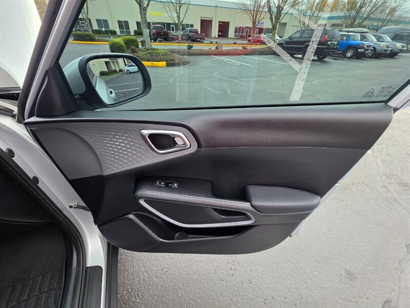 2020 Kia Soul WAGON Apple CarPlay & Android Auto NEW LOCAL TRADE 4-CYL 2.0L Back-Up CAM / Excellent Condition - Photo 34 - Portland, OR 97217