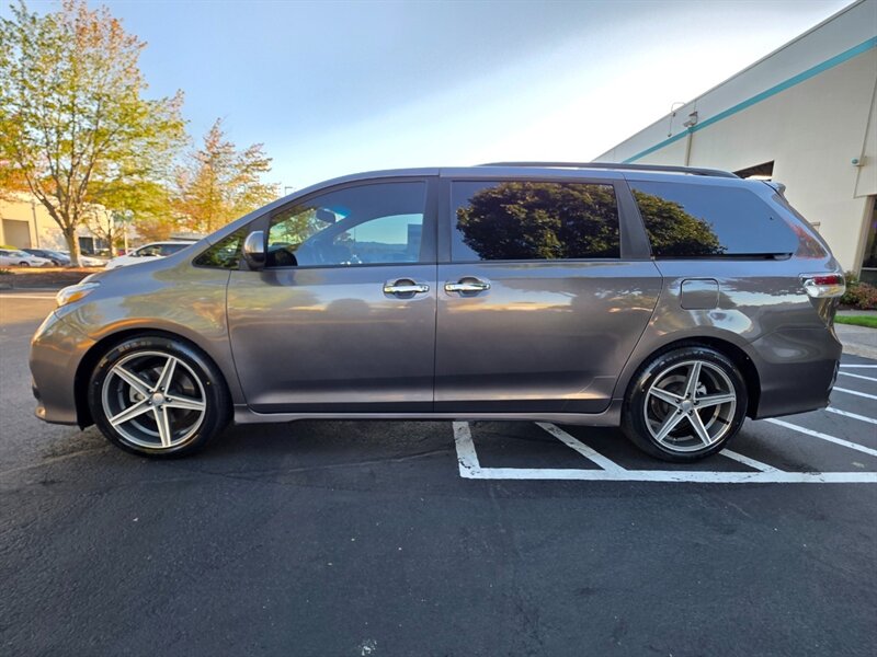 2017 Toyota Sienna Sienna SE 8-Passenger Minivan / 3rd Seats / DVD / CAM / HEATED LEATHER / SERVICE RECORDS / 78K MILES ONLY !!! - Photo 3 - Portland, OR 97217