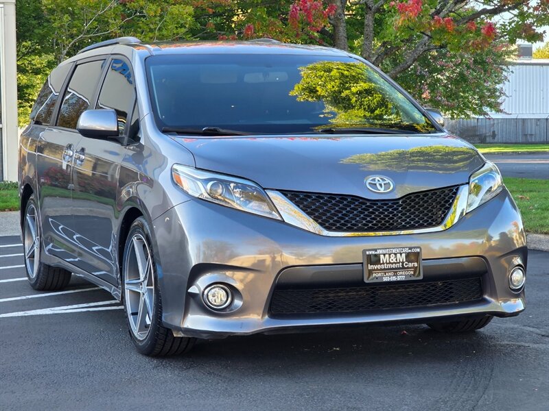 2017 Toyota Sienna Sienna SE 8-Passenger Minivan / 3rd Seats / DVD / CAM / HEATED LEATHER / SERVICE RECORDS / 78K MILES ONLY !!! - Photo 2 - Portland, OR 97217