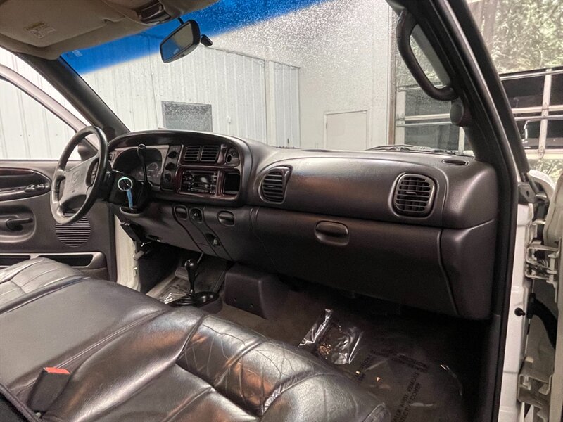 1999 Dodge Ram 3500 Laramie SLT 4X4 / 5.9L CUMMINS DIESEL / DUALLY  BRAND NEW TIRES / LEATHER / DUALLY / 135,000 MILES / RUST FREE - Photo 18 - Gladstone, OR 97027