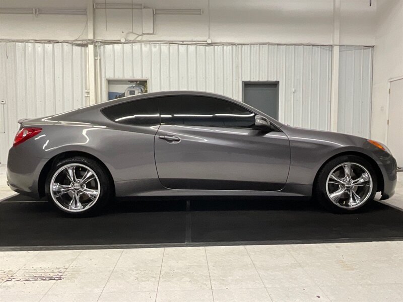 2011 Hyundai Genesis Coupe 3.8L Grand Touring/ Navi / Sunroof / Leather  / Heated Seats / Excel Cond - Photo 4 - Gladstone, OR 97027