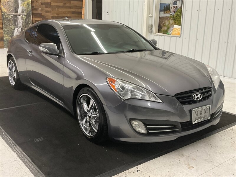 2011 Hyundai Genesis Coupe 3.8L Grand Touring/ Navi / Sunroof / Leather  / Heated Seats / Excel Cond - Photo 2 - Gladstone, OR 97027