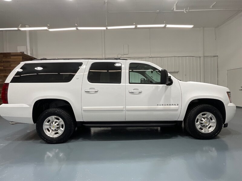 2008 Chevrolet Suburban LS 2500 / 4x4 / 6.0L / 1-Owner Local / ALMOST NEW  / RUST FREE / SUPER LOW MILES 59k - Photo 4 - Gladstone, OR 97027