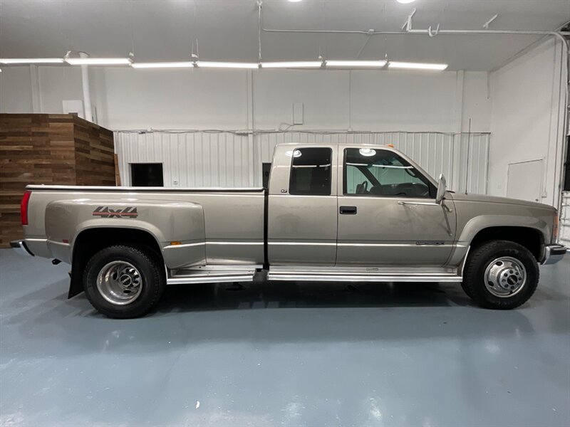 1998 GMC Sierra 3500 SLT 4X4 / 7.4L V8 / DUALLY / 113K Miles / ZERO RUST / LONG BED / Leather Seats - Photo 4 - Gladstone, OR 97027