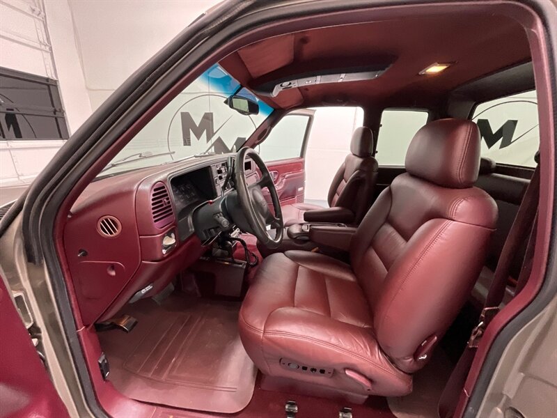1998 GMC Sierra 3500 SLT 4X4 / 7.4L V8 / DUALLY / 113K Miles / ZERO RUST / LONG BED / Leather Seats - Photo 11 - Gladstone, OR 97027