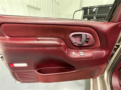 1998 GMC Sierra 3500 SLT 4X4 / 7.4L V8 / DUALLY / 113K Miles  / ZERO RUST / LONG BED / Leather Seats - Photo 33 - Gladstone, OR 97027