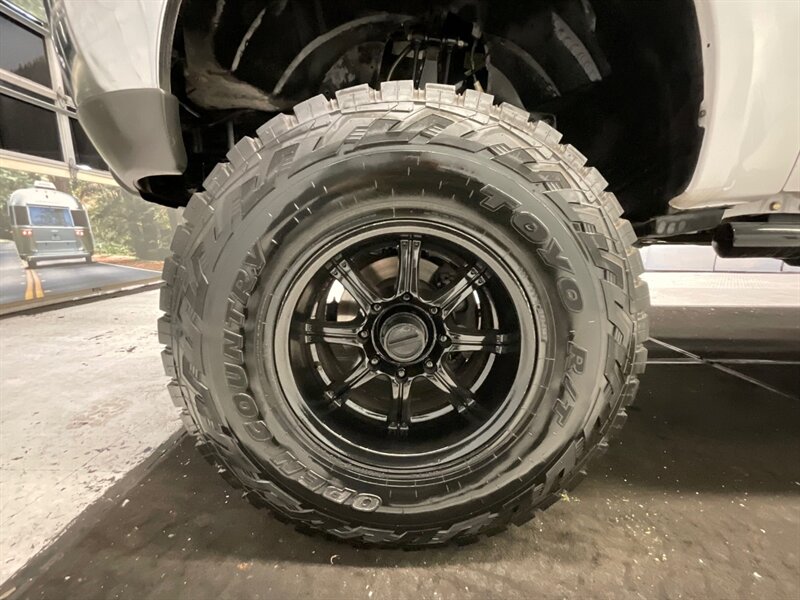 2001 Ford F-350 XLT Crew Cab 4X4 / 6.8L V10 / LIFTED w. 37 " TIRES  / RUST FREE / LONG BED / Navigation / LIFTED w. 37 " MUD TIRES & 17 " BLACK WHEELS - Photo 23 - Gladstone, OR 97027