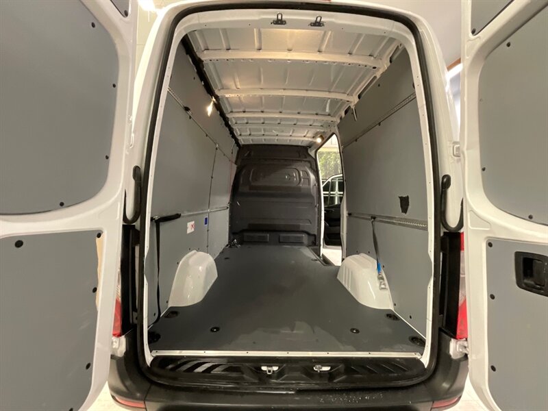 2020 Mercedes-Benz Sprinter 2500 CARGO VAN / 3.0L V6 DIESEL / HIGHROOF 144 " WB  / 1-OWNER LOCAL VAN / Backup Camera / HIGHROOF w. 144 " WB / ONLY 28,000 MILES - Photo 10 - Gladstone, OR 97027