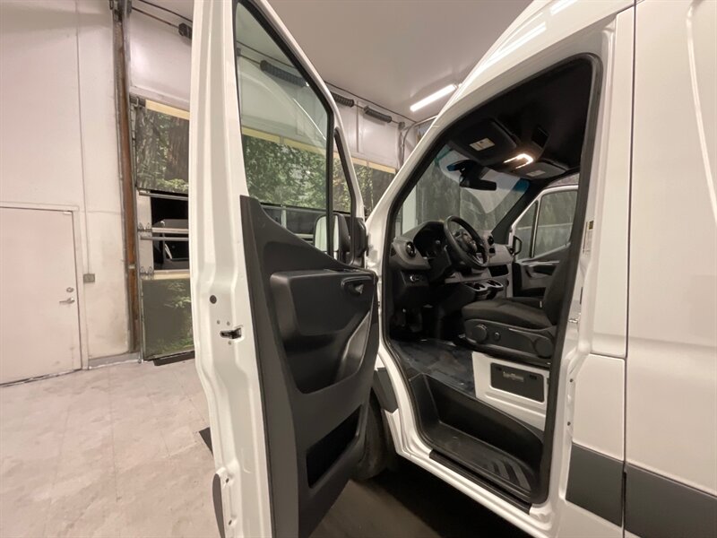 2020 Mercedes-Benz Sprinter 2500 CARGO VAN / 3.0L V6 DIESEL / HIGHROOF 144 " WB  / 1-OWNER LOCAL VAN / Backup Camera / HIGHROOF w. 144 " WB / ONLY 28,000 MILES - Photo 30 - Gladstone, OR 97027