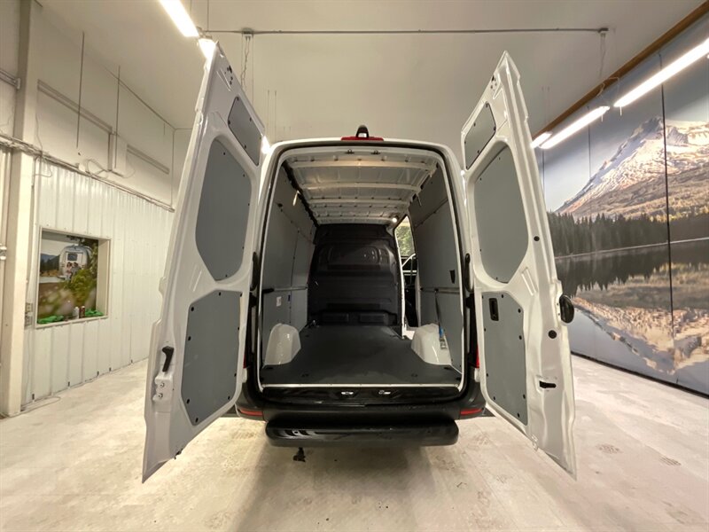 2020 Mercedes-Benz Sprinter 2500 CARGO VAN / 3.0L V6 DIESEL / HIGHROOF 144 " WB  / 1-OWNER LOCAL VAN / Backup Camera / HIGHROOF w. 144 " WB / ONLY 28,000 MILES - Photo 9 - Gladstone, OR 97027