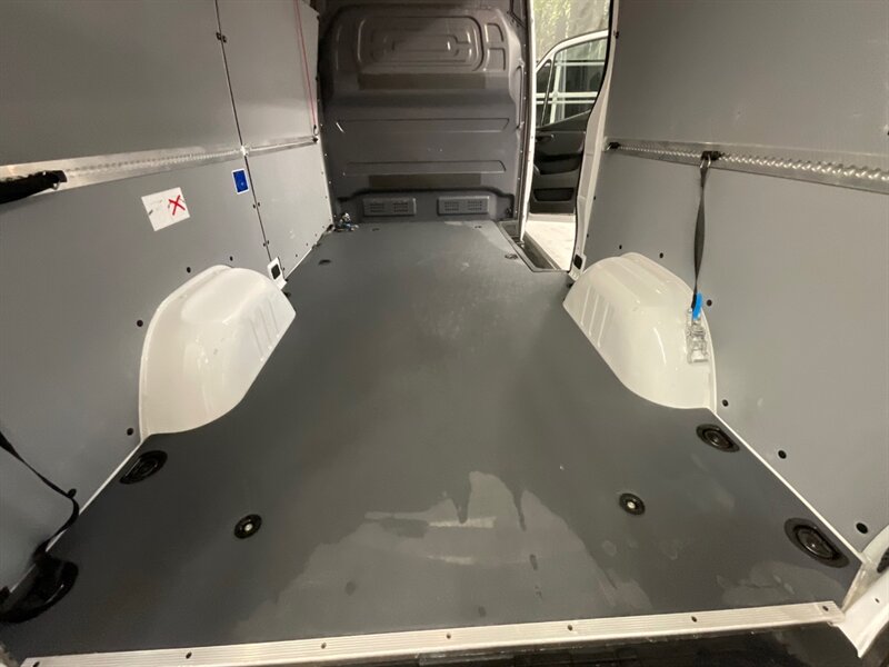 2020 Mercedes-Benz Sprinter 2500 CARGO VAN / 3.0L V6 DIESEL / HIGHROOF 144 " WB  / 1-OWNER LOCAL VAN / Backup Camera / HIGHROOF w. 144 " WB / ONLY 28,000 MILES - Photo 11 - Gladstone, OR 97027