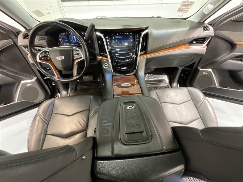 2017 Cadillac Escalade Premium Luxury 4X4 / 6.2L V8 / 83K MILES  / LEATHER DVD NAVI SUNROOF - Photo 38 - Gladstone, OR 97027