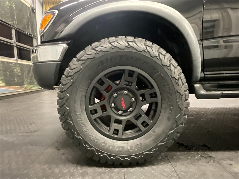 2001 Toyota Tacoma SR5 V6  Double Cab 4X4 / 1-OWNER / LIFTED LIFTED  NEW LIFT w/ NEW 33 " BF GOODRICH TIRES & 17 " OEM TRD WHEELS / TIMING BELT DONE / RUST FREE - Photo 23 - Gladstone, OR 97027