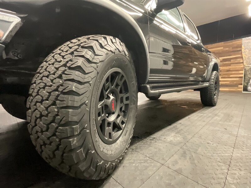 2001 Toyota Tacoma SR5 V6  Double Cab 4X4 / 1-OWNER / LIFTED LIFTED  NEW LIFT w/ NEW 33 " BF GOODRICH TIRES & 17 " OEM TRD WHEELS / TIMING BELT DONE / RUST FREE - Photo 24 - Gladstone, OR 97027