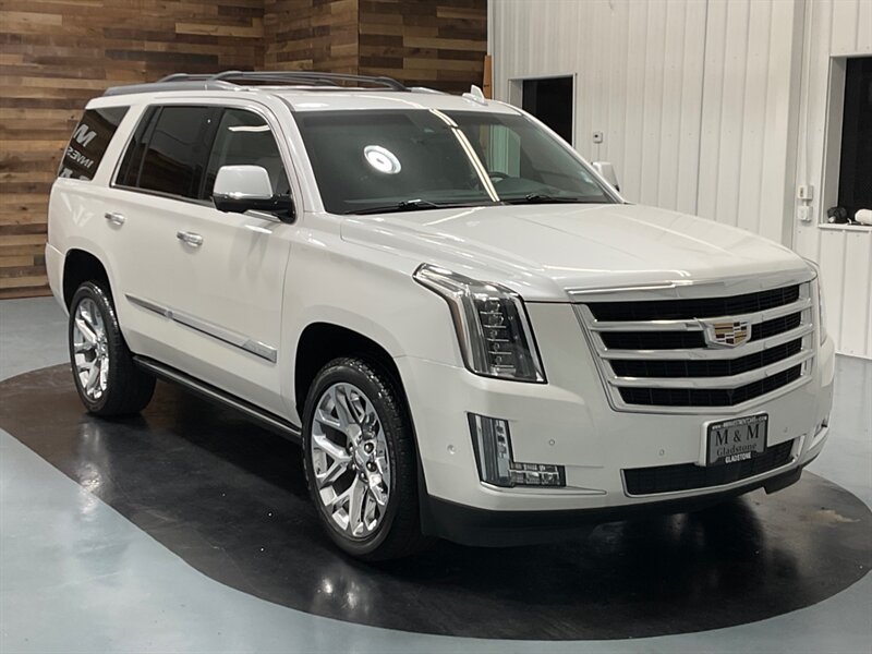 2017 Cadillac Escalade Premium Luxury 4X4 / 6.2L V8 / LOADED / 62K MILES   - Photo 2 - Gladstone, OR 97027