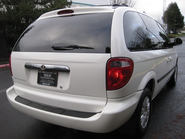 2005 Chrysler Town & Country MiniVan / 2 Sliding Doors/ Excel Cond