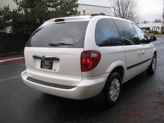 2005 Chrysler Town & Country MiniVan / 2 Sliding Doors/ Excel Cond