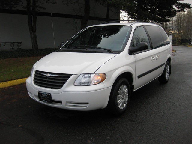 2005 Chrysler Town & Country MiniVan / 2 Sliding Doors/ Excel Cond   - Photo 1 - Portland, OR 97217