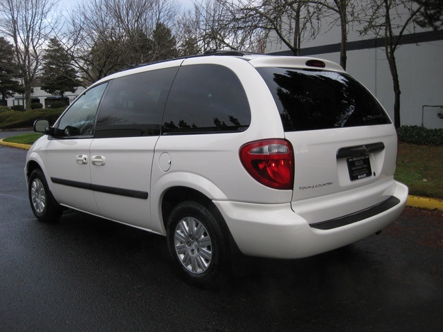 2005 Chrysler Town & Country MiniVan / 2 Sliding Doors/ Excel Cond   - Photo 3 - Portland, OR 97217