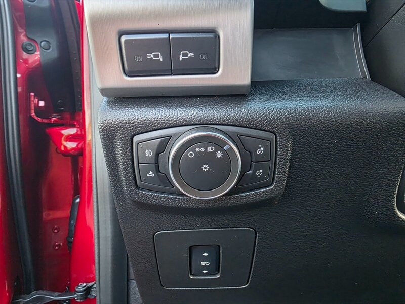 2017 Ford F-150 PLATINUM / 4X4 / PANORAMA ROOF / FULLY LOADED / SUPERCREW CAB / RADAR CRUISE / BLIND SPOT / REAR DIFFERENTIAL LOCKER - Photo 33 - Portland, OR 97217