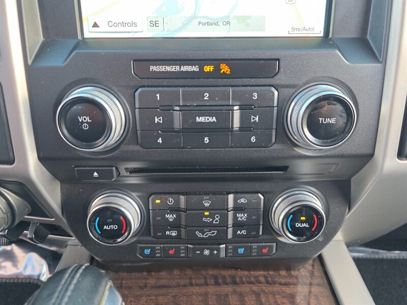 2017 Ford F-150 PLATINUM / 4X4 / PANORAMA ROOF / FULLY LOADED / SUPERCREW CAB / RADAR CRUISE / BLIND SPOT / REAR DIFFERENTIAL LOCKER - Photo 19 - Portland, OR 97217