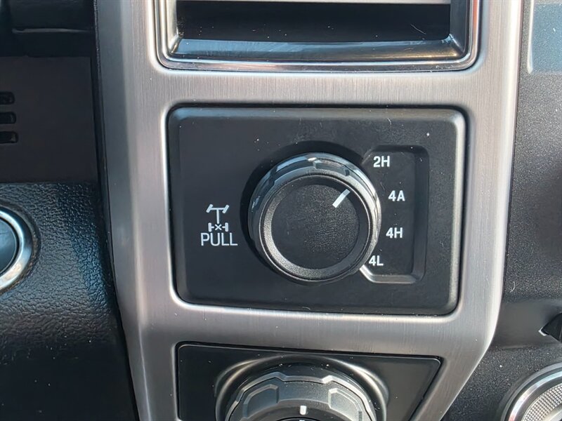 2017 Ford F-150 PLATINUM / 4X4 / PANORAMA ROOF / FULLY LOADED / SUPERCREW CAB / RADAR CRUISE / BLIND SPOT / REAR DIFFERENTIAL LOCKER - Photo 35 - Portland, OR 97217