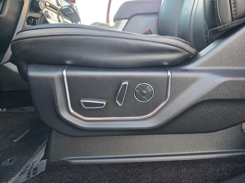 2017 Ford F-150 PLATINUM / 4X4 / PANORAMA ROOF / FULLY LOADED / SUPERCREW CAB / RADAR CRUISE / BLIND SPOT / REAR DIFFERENTIAL LOCKER - Photo 43 - Portland, OR 97217