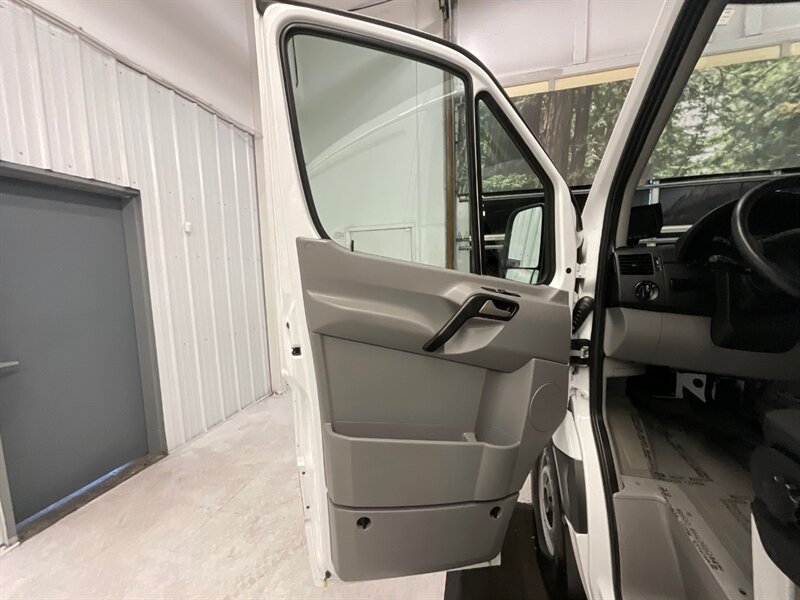 2012 Mercedes-Benz Sprinter 2500 CARGO VAN / 3.0L V6 DIESEL / Backup Camera  / STANDARD ROOF w. 144 " WB / 130,000 MILES - Photo 27 - Gladstone, OR 97027