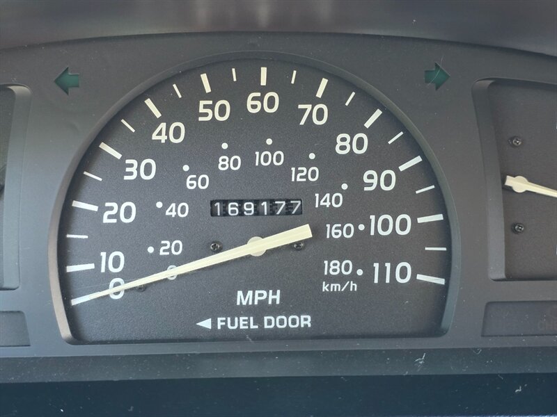 2002 Toyota Tacoma SINGLE CAB 4-CYL 2.7L / 4X4 / 5-SPEED / 1-OWNER / MANUAL TRANSMISSION / 169K MILES / NO RUST / IMMACULATE - Photo 18 - Portland, OR 97217