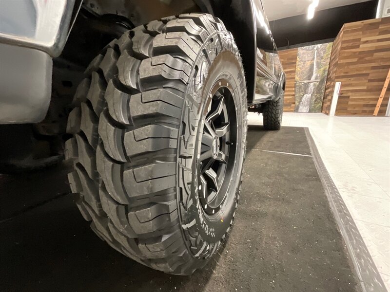 2000 Toyota Tundra Limited 4X4 / 4.7L V8 / LIFTED w. NEW 33 " MUD TIRE  / Leather Seats / LIFTED w. WHEELS & TIRES / TIMING BELT SERVICE DONE / RUST FREE / SHARP & CLEAN !! - Photo 23 - Gladstone, OR 97027