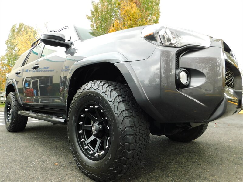 2018 Toyota 4Runner SR5 4X4 / 3RD SEAT / Navi / LIFTED LIFTED   - Photo 10 - Portland, OR 97217