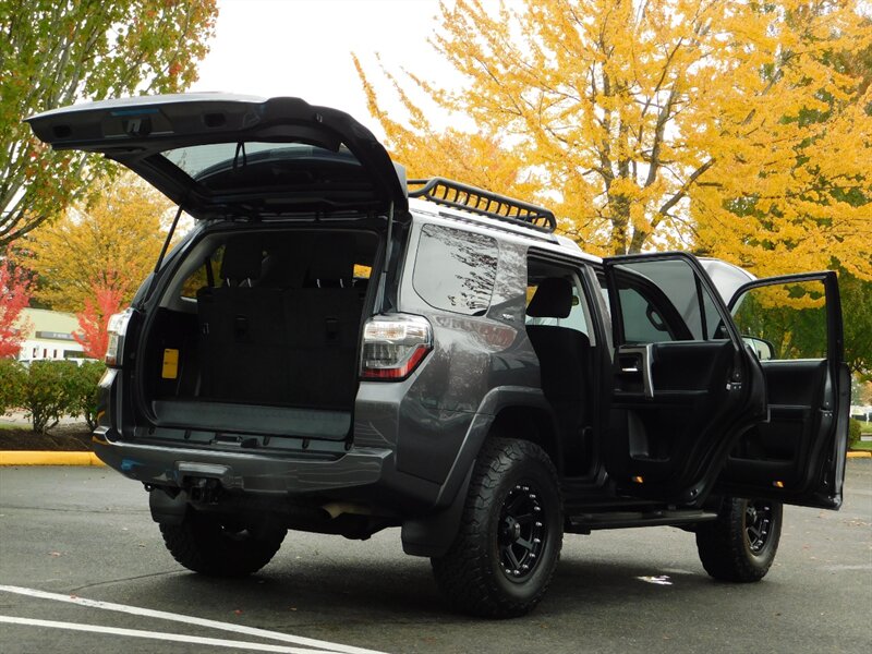 2018 Toyota 4Runner SR5 4X4 / 3RD SEAT / Navi / LIFTED LIFTED   - Photo 29 - Portland, OR 97217