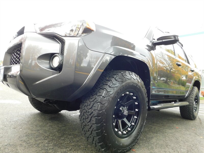 2018 Toyota 4Runner SR5 4X4 / 3RD SEAT / Navi / LIFTED LIFTED   - Photo 9 - Portland, OR 97217