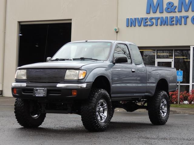 1998 Toyota Tacoma SR5 / 4X4 / 2.7 L 4Cyl / 5-SPEED MANUAL / LIFTED   - Photo 1 - Portland, OR 97217