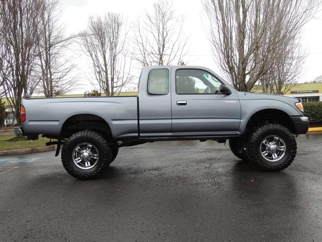 1998 Toyota Tacoma SR5 / 4X4 / 2.7 L 4Cyl / 5-SPEED MANUAL / LIFTED   - Photo 4 - Portland, OR 97217