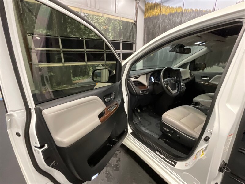 2019 Toyota Sienna Limited Premium  AWD / 1-OWNER / 22,000 MILES  LOCAL VAN / FULLY LOADED / DVD / Sunroof / Navigation / Leather / SHARP & CLEAN !! - Photo 27 - Gladstone, OR 97027