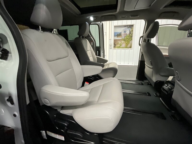 2019 Toyota Sienna Limited Premium  AWD / 1-OWNER / 22,000 MILES  LOCAL VAN / FULLY LOADED / DVD / Sunroof / Navigation / Leather / SHARP & CLEAN !! - Photo 16 - Gladstone, OR 97027