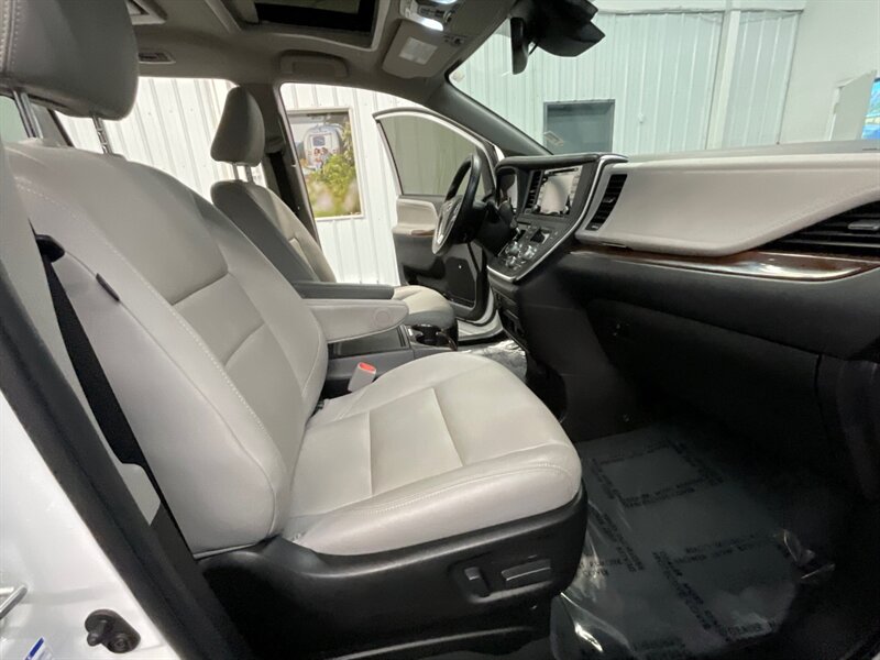 2019 Toyota Sienna Limited Premium  AWD / 1-OWNER / 22,000 MILES  LOCAL VAN / FULLY LOADED / DVD / Sunroof / Navigation / Leather / SHARP & CLEAN !! - Photo 17 - Gladstone, OR 97027