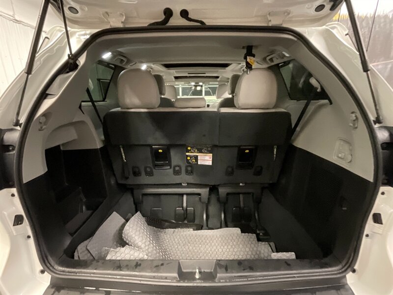 2019 Toyota Sienna Limited Premium  AWD / 1-OWNER / 22,000 MILES  LOCAL VAN / FULLY LOADED / DVD / Sunroof / Navigation / Leather / SHARP & CLEAN !! - Photo 28 - Gladstone, OR 97027